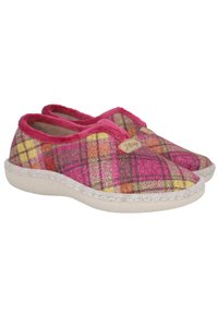 Las zapatillas de casa difusas presentan un patrón de cuadros en rosa, amarillo y verde, con un suave forro rosa y una suela texturizada beige. Etiqueta de la marca visible en el lado.
