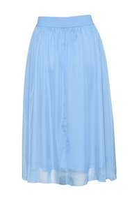 Světle modrá sukně ke kolenům s volným designem, elastickým pasem a průsvitnou vrstvou. Hladká textura, casual styl.