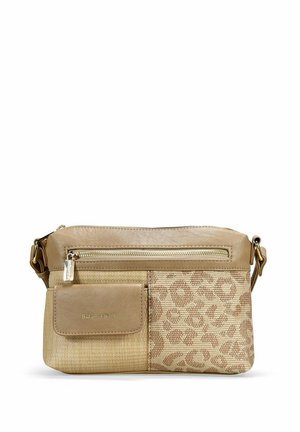 Bolso cruzado beige con paneles de lona texturizada y cuero, que cuenta con un bolsillo con cremallera y un bolsillo de tapa frontal con un logo dorado.