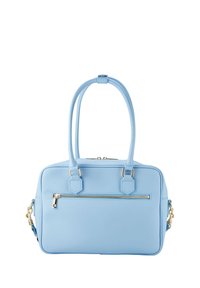 Bolso de mano de piel azul claro con dobles asas, un bolsillo frontal con cremallera y detalles en hardware dorado, con forma rectangular y textura suave.