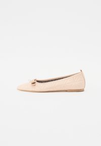 Ballerines rose matelassées avec un bout pointu, un petit nœud en accent à l'avant et une semelle plate. Texture lisse avec un léger éclat.