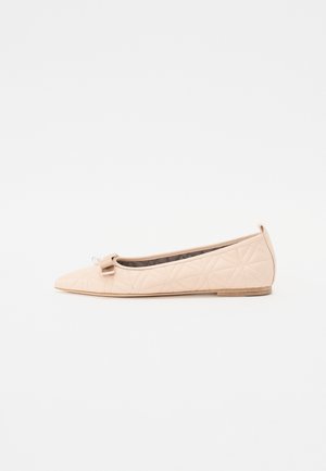 Ballerines rose matelassées avec un bout pointu, un petit nœud en accent à l'avant et une semelle plate. Texture lisse avec un léger éclat.