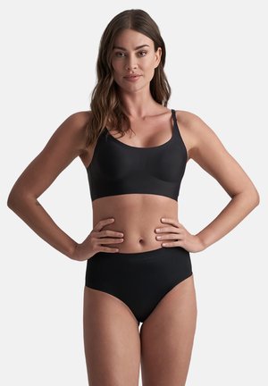 Zwart bikini-set met een gladde, rekbare stof. De top heeft een ronde halslijn en verstelbare banden; de onderkant is hooggesneden.