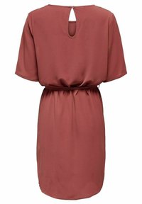 Robe couleur rouille, manches courtes, col rond avec un détail en trou de serrure au dos, taille cintrée, tissu fluide avec un motif texturé.