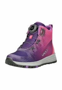 Fialové a růžové turistické boty s vrchní částí z prodyšné síťoviny, systém šněrování BOA a texturovanou podrážkou. Na boku je označení s voděodolnou technologií Gore-Tex.