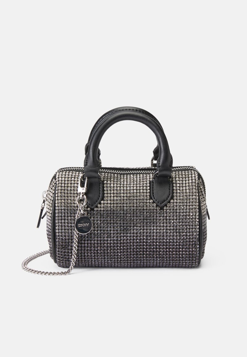 Melna un sudraba roku soma ar teksturētu rhinestone ārpusi, diviem noapaļotiem rokturiem, ar rāvējslēdzēju aizdari un noņemamu ķēdes siksnu.