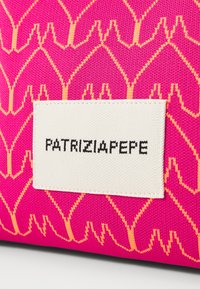 Różowa torba tekstylna z żółtym geometrycznym wzorem oraz białą metką z tkaniny, na której znajduje się nazwa marki "PATRIZIAPEPE" w czarnym haftowanym nadruku.