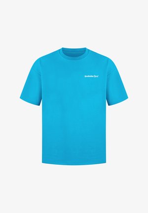 Turkoois katoenen T-shirt met een ronde hals, korte mouwen en een wit logo gedrukt op het linkerbovendeel van de borst.
