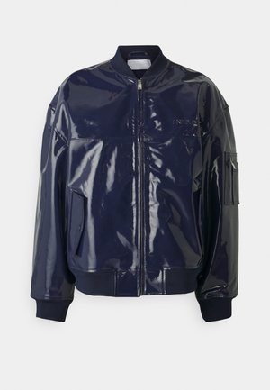 Chaqueta bomber de color azul marino brillante con cremallera delantera, cuello y puños acanalados, bolsillo con solapa en el frente y bolsillo con cremallera en la manga izquierda.