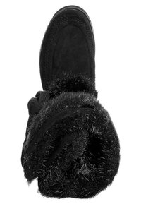 Botín negro de ante con un lujoso cuello de pelo sintético negro, puntera redonda y suela texturizada. El diseño presenta un estilo fácil de poner con cordones.
