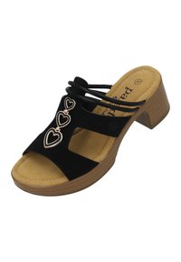 Sandale noire en daim à enfiler, avec trois accents métalliques en forme de cœur, design à bout ouvert et talon texturé de hauteur moyenne en beige.