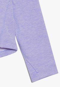 Lila Langarmoberteil aus strukturiertem Stoff mit flachen Nähten und abgerundetem Saum, das ein dezentes meliertes Muster aufweist.