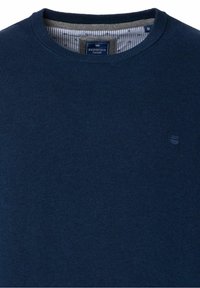 Marineblauwe crew-neck sweater van ribgebreide stof. Bevat een subtiel logo op de borst en een contrasterende gestreepte binnennek.