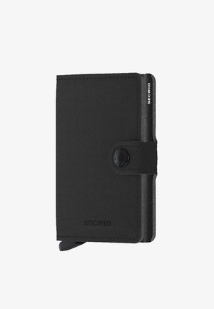 Portafoglio in pelle nera con finitura testurizzata, dotato di chiusura a scatto, logo impresso e porta carte che si estende verso l'esterno.