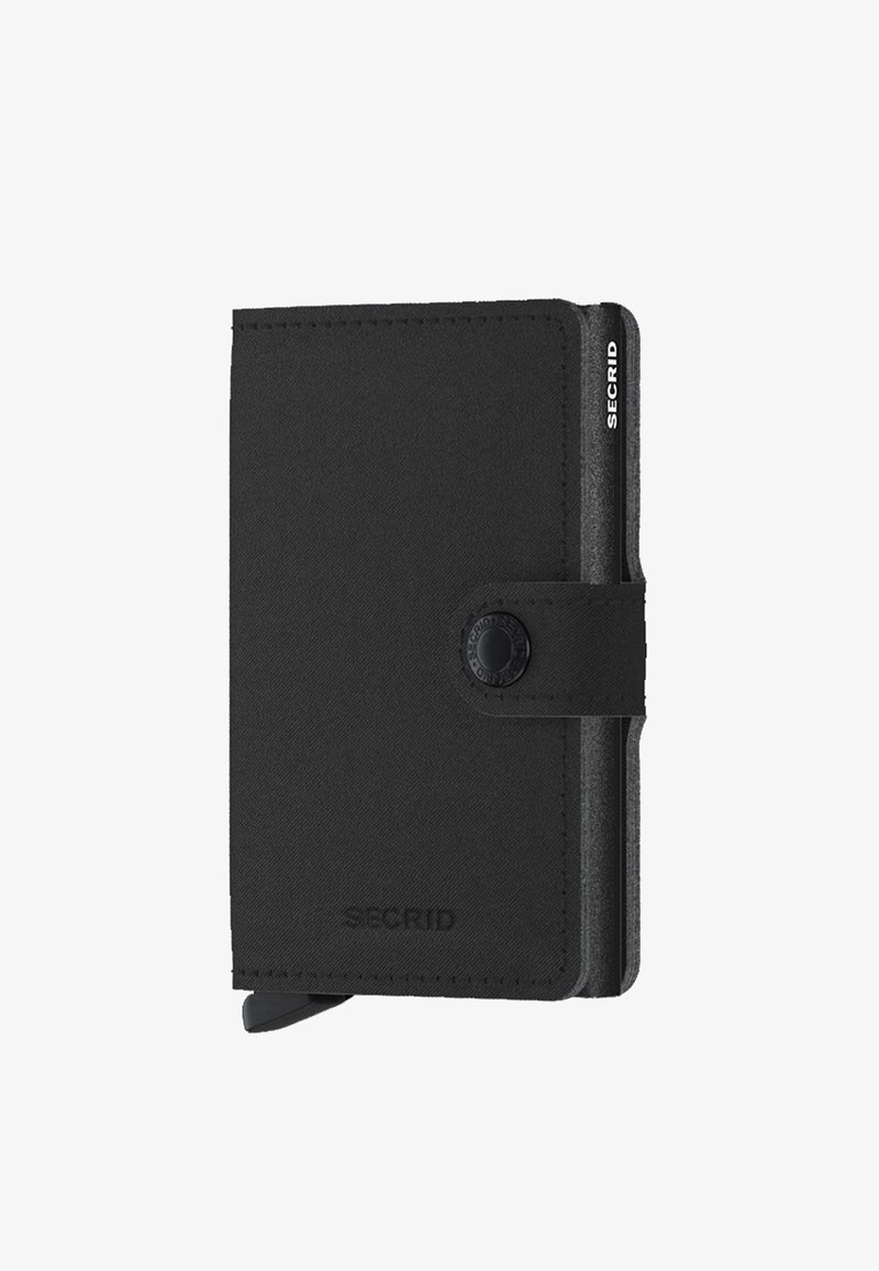 Portafoglio in pelle nera con finitura testurizzata, dotato di chiusura a scatto, logo impresso e porta carte che si estende verso l'esterno.