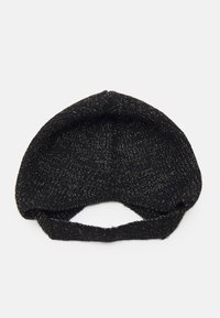 Boina preta de malha com uma textura suave e um acabamento ligeiramente brilhante. Apresenta uma forma arredondada e uma aba dobrada para maior conforto.