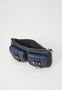 Geantă de mână din piele albastru închis, cu accesorii aurii, având două buzunare exterioare, suprafață texturată și un compartiment principal cu fermoar.