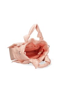 Borsa color pesca con una texture morbida e liscia, dotata di manici annodati e di un ampio interno con una tasca con zip e due compartimenti.