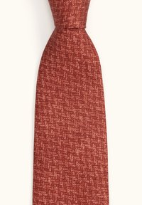 Röd texturerad slips med ett houndstooth-mönster, tillverkad av vävt tyg. Designen ger en visuell djup med subtila färgvariationer.