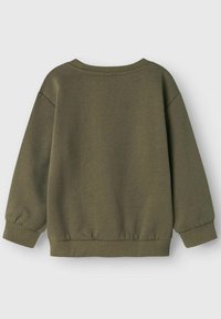 Sudadera verde oliva con cuello redondo, diseño de hombros caídos, puños y dobladillo acanalados, hecha de una tela suave y texturizada. Vista trasera únicamente.