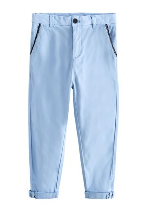 Hellblaue, schmal zulaufende Hose mit umgeschlagenen Bündchen, Knopfverschluss, Gürtelschlaufen und schrägen Seitentaschen mit schwarzem Besatz.