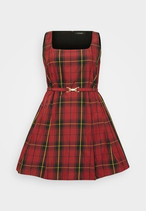 Vestido de cuadros rojos con escote cuadrado, cuerpo ajustado y falda acampanada. Presenta un cinturón a juego y acentos en tono dorado.