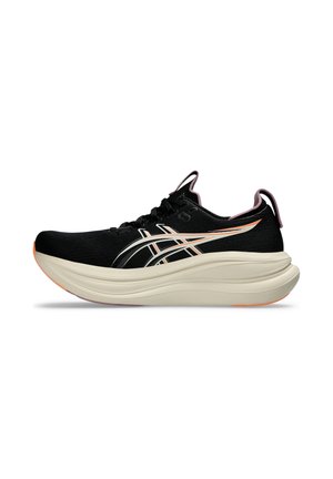 Schwarzer Sportschuh mit dicker weißer Sohle, weißem und orangefarbenem Seitenlogo, Schnürung vorne und Zuglaschen an Zunge und Ferse.
