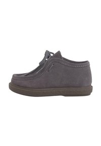 Scarpa in suede grigia con punta tonda, lacci sulla parte superiore e suola in gomma con texture. Presenta dettagli di cucitura lungo i bordi.