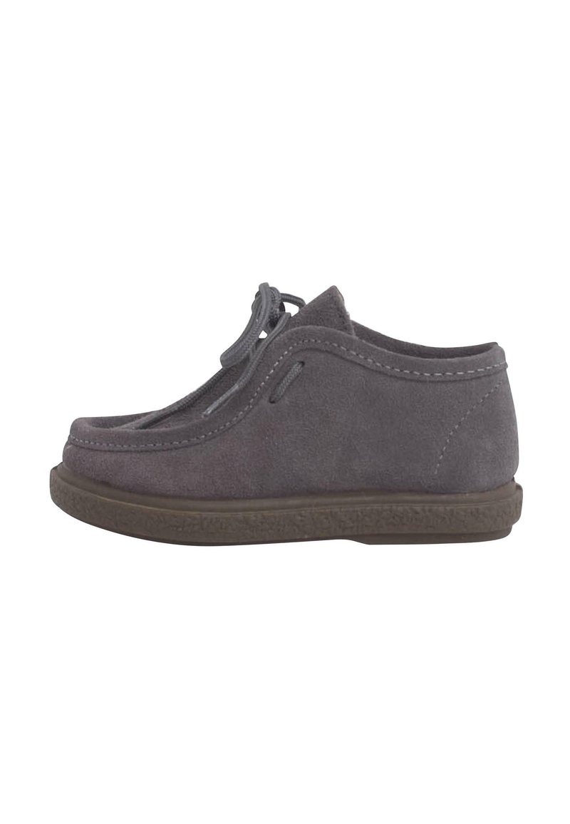 Scarpa in suede grigia con punta tonda, lacci sulla parte superiore e suola in gomma con texture. Presenta dettagli di cucitura lungo i bordi.