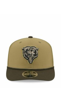 Khaki-Baseballmütze mit einer auffälligen schwarzen Bär-Stickerei auf der Vorderseite. Strukturierte Form mit einem dunkleren grünen Visier und verstellbarem Snapback.