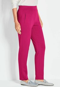 Fuchsia broeken met een brede elastische tailleband, zijzakken en een rechte pijpontwerp. Zachte stof met een lichte rek.