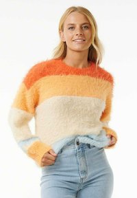 Suéter esponjoso multicolor con amplias franjas en naranja, amarillo y azul claro. Tejido suave y texturizado con un escote redondeado.