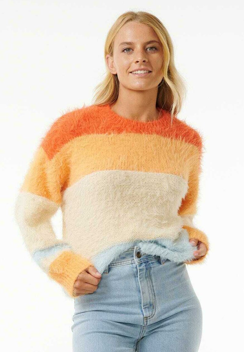 Suéter esponjoso multicolor con amplias franjas en naranja, amarillo y azul claro. Tejido suave y texturizado con un escote redondeado.