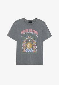 Camiseta de algodón gris con un diseño gráfico colorido que incluye un sol, flores y patrones a cuadros. Mangas cortas y corte relajado.
