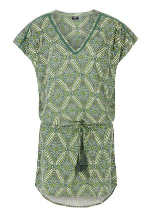Zelený tunikový top s výstřihem do V a krátkými rukávy, zdobený geometrickým vzorem v bílé a žluté barvě. Obsahuje vázaný pas a detail s tř ásněmi.