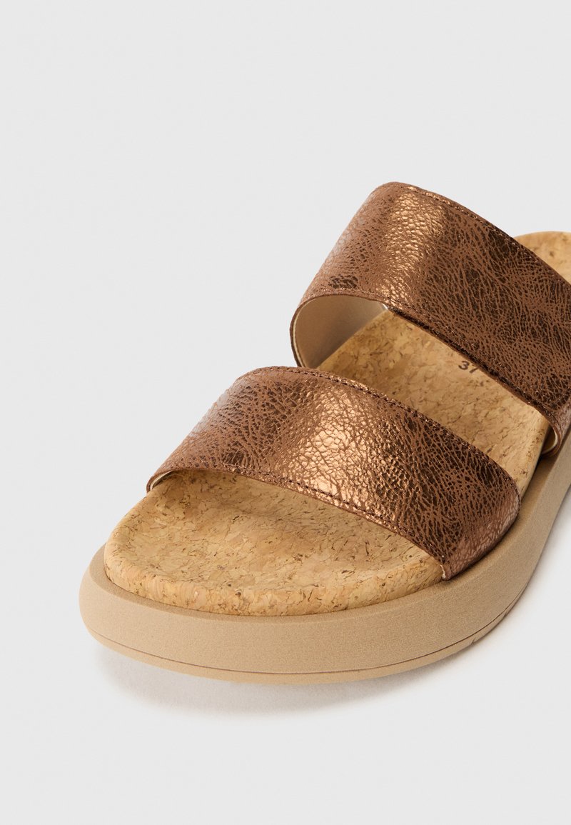 Bronzefarbene Rutschsandale mit zwei breiten Riemen und einem Korkfußbett. Die Sohle ist beige und sorgt für einen lässigen und bequemen Look.