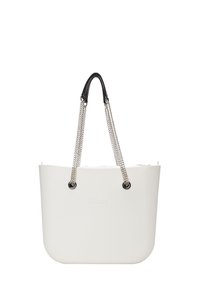Witte synthetische tote bag met een gladde textuur, zwarte leren handgreep en zilveren kettingaccenten. Voorzien van ronde bevestigingsgrommets.
