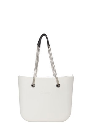 Sac fourre-tout synthétique blanc avec une texture lisse, anses en cuir noir et accents en chaîne argentée. Comprend des œillets ronds de fixation.
