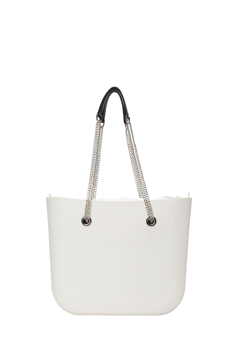 Witte synthetische tote bag met een gladde textuur, zwarte leren handgreep en zilveren kettingaccenten. Voorzien van ronde bevestigingsgrommets.