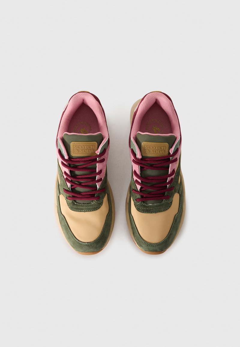 Sneaker con una base in pelle beige, accenti in suede verde, linguetta in tessuto rosa e lacci bordeaux. Presenta una patch del logo sulla linguetta.