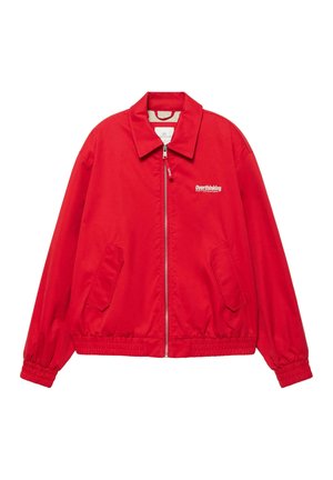 Rdeča jakna z zadrgo, ovratnikom in elastičnimi rokavi, z žepki spredaj in napisom "Overthinking" na levi strani prsi.