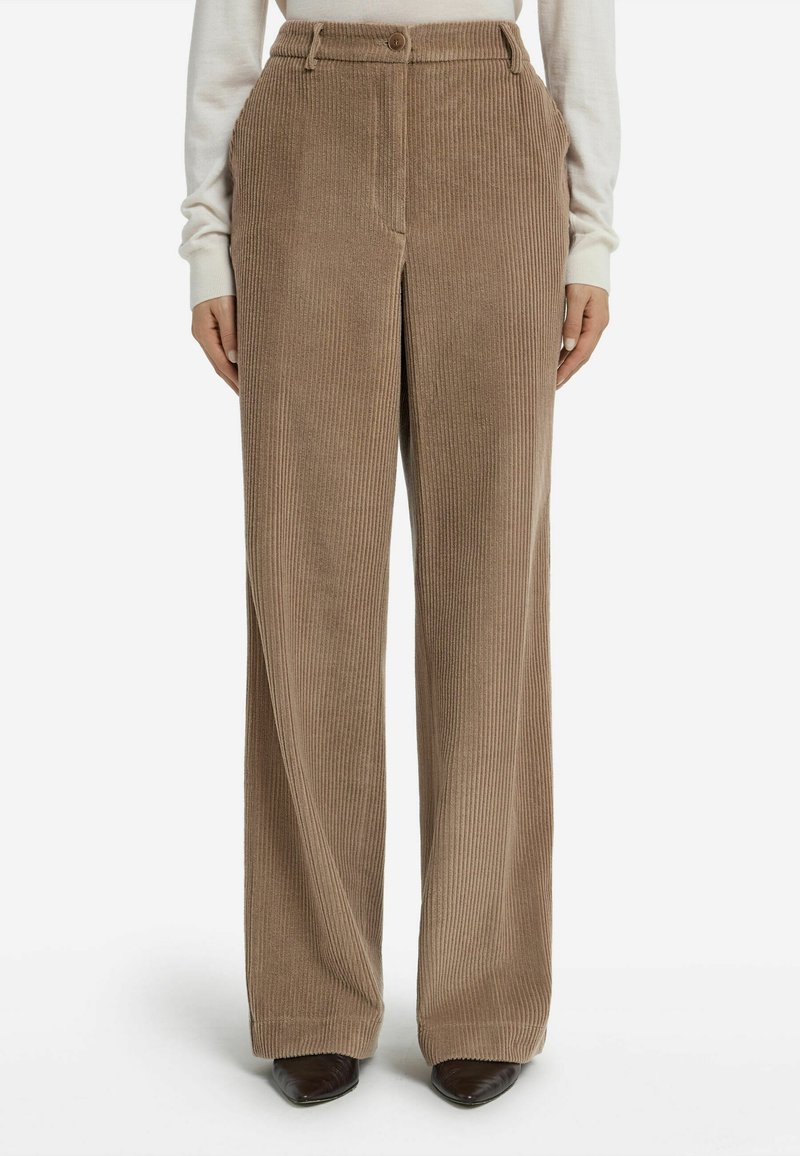 Braune Cord-Hosen mit weitem Bein, vertikalen Rippungen, hoher Taille, Gürtelschlaufen, Knopfverschluss und Seitentaschen. Keine sichtbaren Muster oder Akzente.