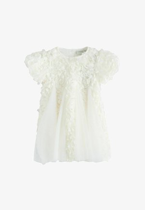 Valge väikelapse kleit, millel on õhulised varrukad, lillemotiividega 3D tekstuuriga kangas ülakehal ja läbipaistvad vertikaalsed paneelid seelikul.