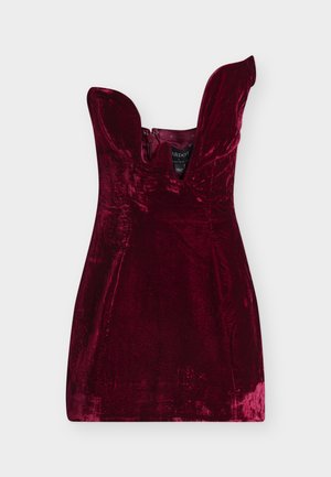 Vestido de terciopelo burdeos con escote en V profundo, diseño sin mangas y cremallera lateral. Textura suave con una silueta ajustada.