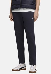 Marineblå sweatpants med tapered fit, prydet med et PUMA-logo på låret, fremstillet af blød, struktureret stof med kontrasterende paneler.