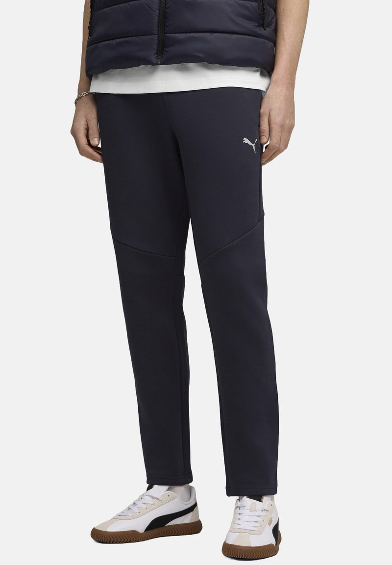 Marineblå sweatpants med tapered fit, prydet med et PUMA-logo på låret, fremstillet af blød, struktureret stof med kontrasterende paneler.