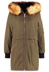 Olivgrön parka med huva av konstpäls, frontdragkedja, sidofickor och ribbade ärmslut. Slät tyg med en elegant design.