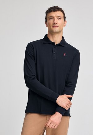 Polo de manga larga en algodón azul marino oscuro, con cuello, tapeta de tres botones y un pequeño logotipo rojo en el lado izquierdo del pecho.
