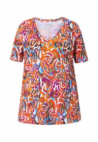 Kortærmet V-hals t-shirt med et abstrakt mønster i orange, pink, blå og lilla på en hvid baggrund.