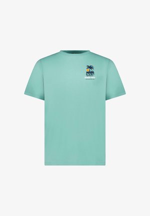 Lichtblauw T-shirt met korte mouwen met kleine afbeelding van palmboom, zon, golven en tekst 'Board Shop' op de linkerborst.